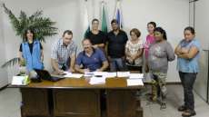 Cantagalo - Prefeito agiliza e assina contratos da Casa Própria para famílias do município