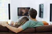 Assistir séries de TV juntos faz bem ao casal