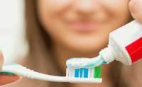 9 erros que você comete quando escova os dentes. Confira!