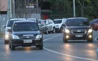 3 mil motoristas já foram multados por dirigir com farol baixo desligado durante o dia