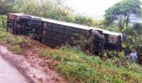 Com forte chuva, ônibus com 16 passageiros tomba na BR-163