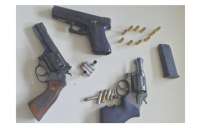 Nova Laranjeiras - Após pai ficar agressivo, filho entrega 3 revólveres para a Polícia Militar