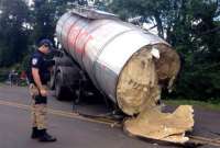 Tanque de leite se solta de caminhão provocando acidente fatal