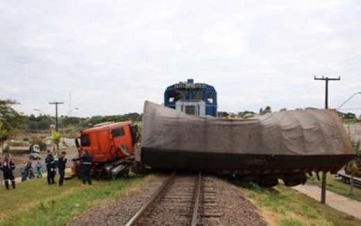 Trem Arrasta Carreta Por Metros Ap S Batida