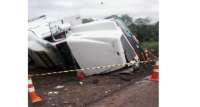 Um caminhão tombou na manhã desta terça dia 13, na BR-163, em Capitão Leônidas Marques