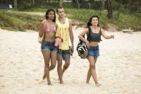 &#039;Malhação&#039;: Joana se surpreende ao ver Toninho na praia com Juliana