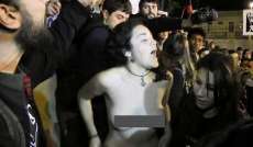 Mulher tira a roupa em protesto na Câmara de Curitiba