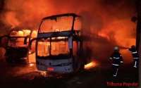 No Paraná, ônibus são destruídos por incêndio