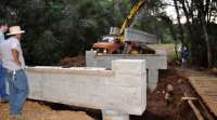 Laranjeiras - Prefeitura inicia a colocação das primeiras vigas de concreto sobre a nova ponte no Rio Verde