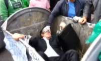 Manifestantes jogam político ucraniano no lixo - veja o vídeo