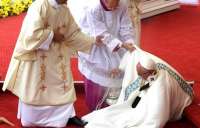 Papa cai durante missa na Polônia
