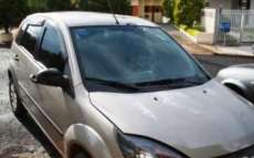 Laranjeiras - Ladrões levam carro, dinheiro e celular de taxista durante assalto