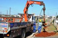 Laranjeiras - Governo Municipal inicia realinhamento da rede elétrica e avança com pavimentação na Santos Dumont