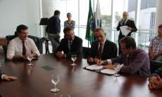 Rio Bonito - Governador assina convênio para calçamento em assentamentos