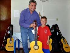 Três Barras - Crianças do Centro de Apoio recebem violões para aulas de músicas
