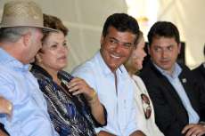 O governador Beto Richa ao lado da presidente Dilma e autoridades