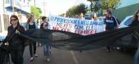 Cantagalo - Com passeata silenciosa, a comunidade escolar mostra luto pela educação