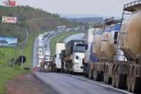 Paraná amanhece com seis rodovias federais bloqueadas por caminhoneiros