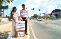 Casal vestido de noivo vende água em semáforo para bancar casamento