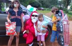 Goioxim - Papai Noel da ACEG levou presentes para as crianças