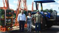 Catanduvas - Prefeita repassa maquinários para Vila União