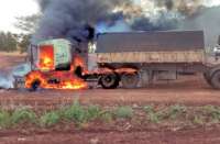 Caminhão é destruído pelo fogo e motorista escapa ileso
