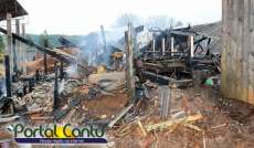 Guaraniaçu - Madeireira é destruída pelo fogo na madrugada deste domingo dia 22