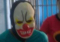 Laranjeiras - Jovem que estava assustando pessoas usando máscara de palhaço é apreendido