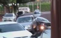 Vídeo mostra motoristas batendo carros de propósito