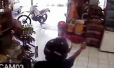 Vídeo mostra assalto a mão armada em padaria de Londrina. Veja