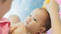 Como dar banho no bebê no chuveiro: passo a passo seguro ensinado por pediatra