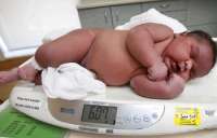 De parto normal, mulher dá à luz menino de 6 kg
