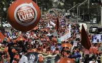 Professores estaduais fazem manifestação no Centro de Curitiba