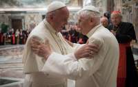 Bento 16 discursa ao lado do papa Francisco no Vaticano
