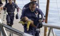 Bebê resgatado de naufrágio morre após duas horas de reanimação