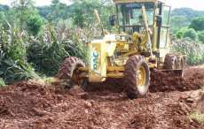 Três Barras - Patrulha do Campo faz recuperação em estradas rurais