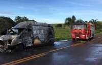 Quedas - Van do município é destruída por incêndio na PR-562