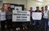 Laranjeiras - Funcionários públicos ocupam a prefeitura em forma de protesto contra o corte de horas extras