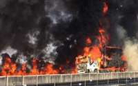 Veículos batem e pegam fogo em cima de viaduto