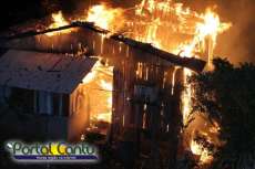 Guaraniaçu - Casa é totalmente destruída em incêndio