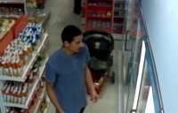 Veja vídeo de homem usando criança para furtar em conveniência de posto de gasolina