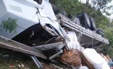 Catanduvas - Caminhão carregado de polvilho tomba em rodovia e três pessoas ficam feridas