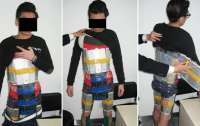 Na China, homem tenta contrabandear 94 iPhones colados ao corpo