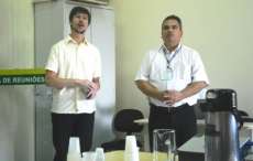 Orlei Diogo de Deus com o gerente da Regional de Guarapuava, João Edson