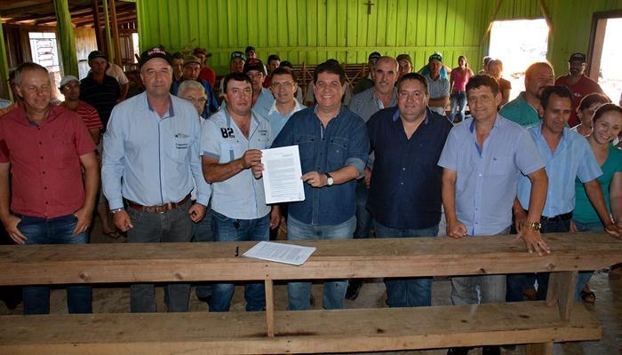 Laranjeiras - Berto Silva entrega implementos agrícolas para produtores de Flor do Pinho