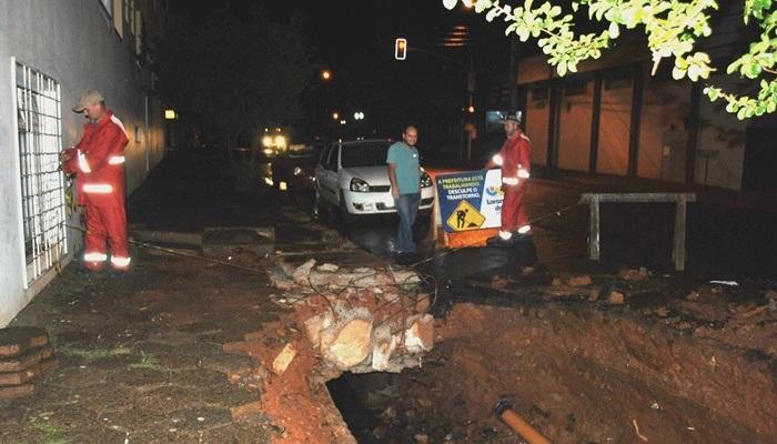 Laranjeiras - Prefeitura trabalha para fechar cratera no centro
