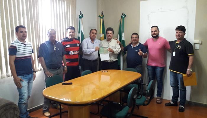 Rio Bonito - Prefeito formaliza doação de três ônibus para entidades religiosas do município