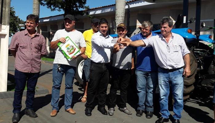 Rio Bonito - Prefeito e presidente da Câmara entregam patrulha agrícola para Associação Lago Azul 