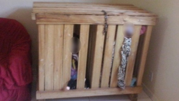 Pais são detidos após polícia encontrar filhos gêmeos presos em caixote
