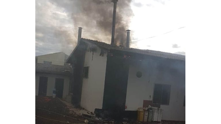 Cantagalo – Incêndio destrói fabrica no centro